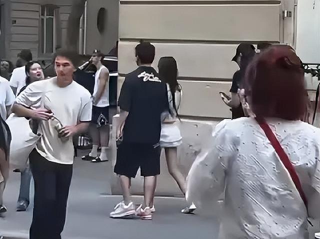 王思聪陪女友巴黎逛街,搂着走路还穿粉色情侣鞋,看起来特别恩爱(组图) - 2