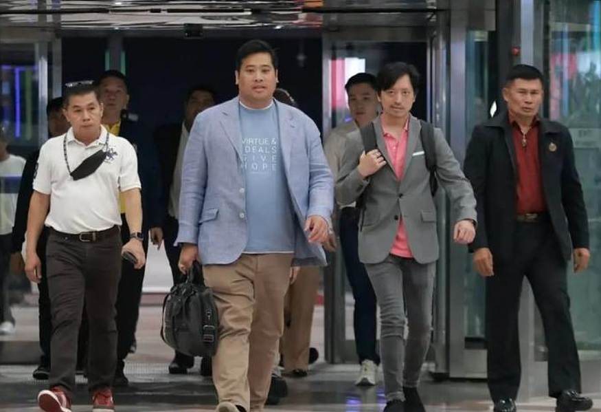 泰国二王子“夺储失败“遭驱逐出境！泰王连夜下令驱逐，派人包围寺庙将其强送机场！（组图） - 17
