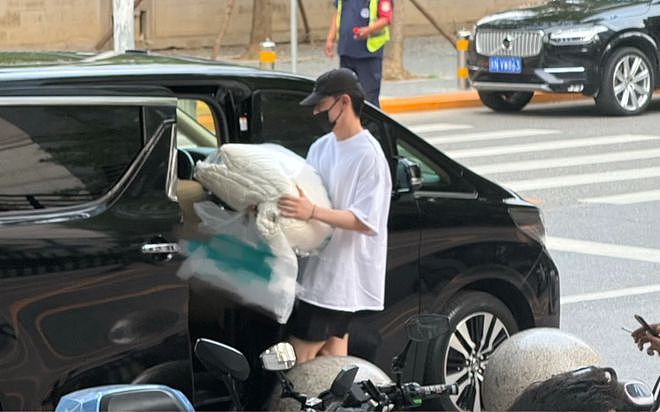33岁邓伦被偶遇出行,独自开车拿东西,此前被曝结婚开启新生活(组图) - 2