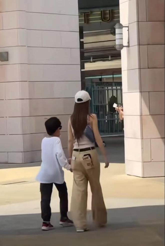 杨颖带娃新加坡游玩，小海绵身高已到母亲肩膀，母子同框幸福满溢（组图） - 1