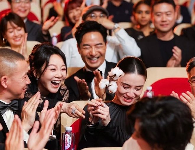 刘亦菲没去白玉兰颁奖礼被质疑输不起,粉丝要求公开白玉兰投票?(组图) - 3