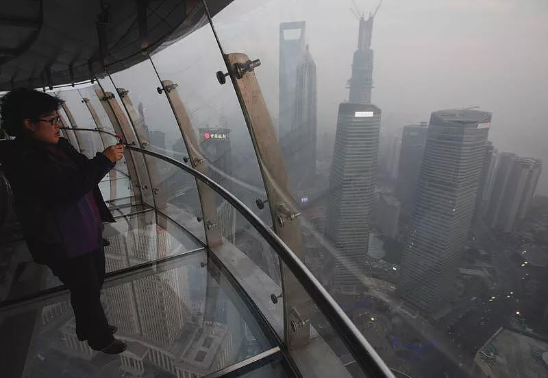 上海东方明珠透明地板玻璃突然炸裂画面曝!游客:炸的声音吓死我了(视频/图) - 1