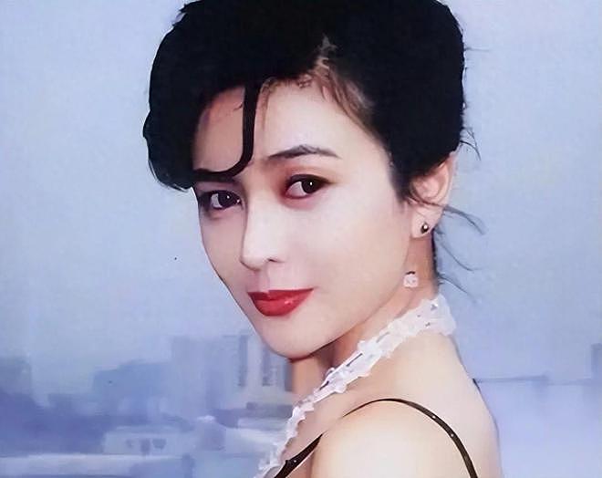 62岁关之琳近况：房子很大钱很多，以狗为伴，弟弟是她晚年的依靠（组图） - 1