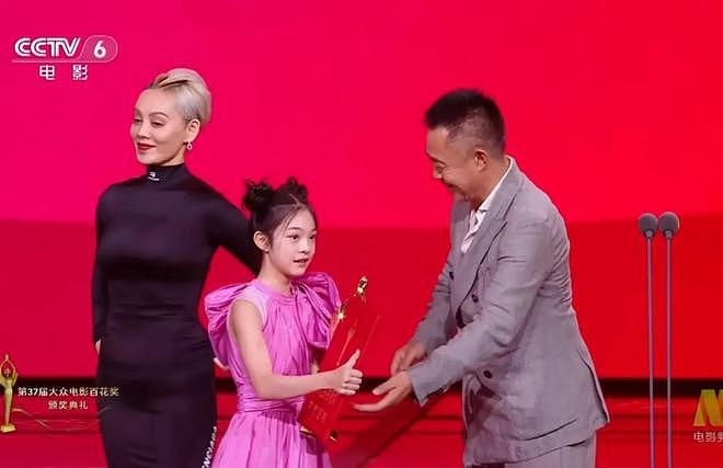 为什么赵丽颖不合群被夸,刘亦菲不合群被骂?(组图) - 19