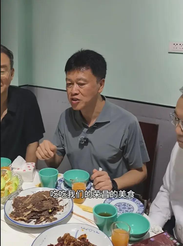 重庆荣昌区委书记带头下馆子，请客2桌消费1108元，晒出菜单！店老板发声：书记打卡后生意好得多（组图） - 1