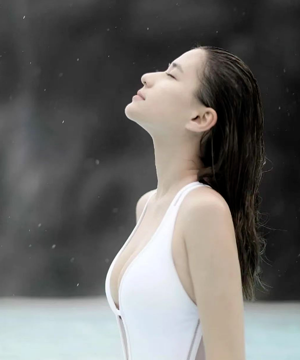 【美女】赌王女儿何超莲何止有钱?这性感身材,谁顶得住啊(组图) - 9