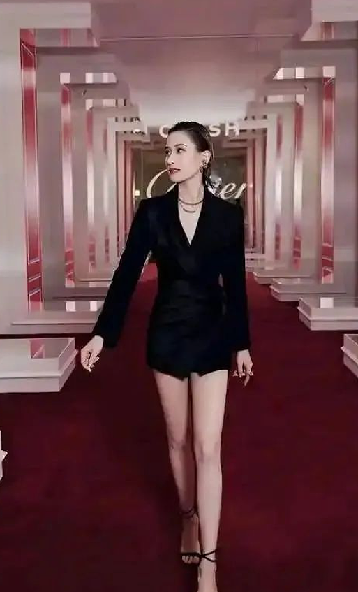 【美女】赌王女儿何超莲何止有钱?这性感身材,谁顶得住啊(组图) - 3
