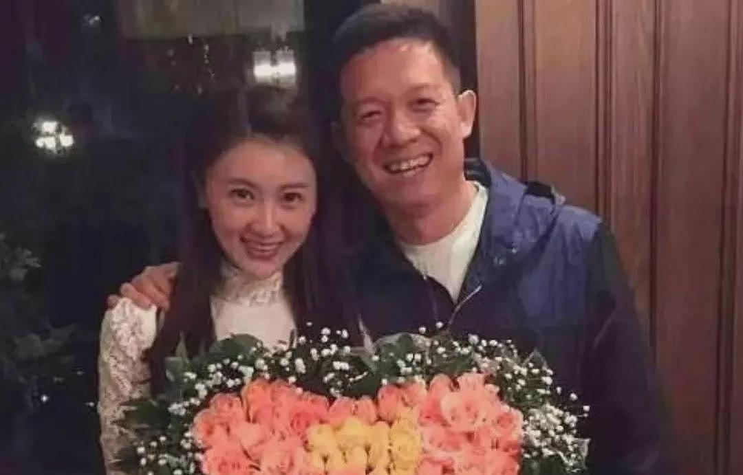 甘薇送孩子去美国看贾跃亭,还带上了贾跃亭要的桃酥,此前曾称与贾跃亭8年未见、离婚不是为了资产转移(组图) - 3