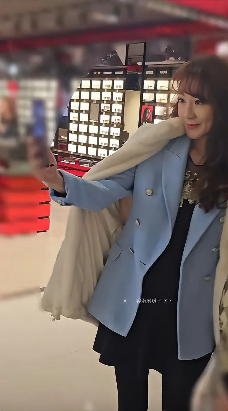 TVB“御用情妇”优雅回归，53岁颜值身材依旧在线，被称最美女配（组图） - 4