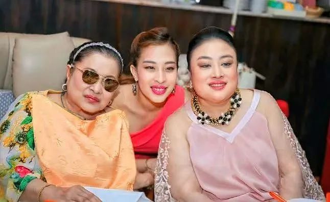 炸!泰流亡王子组团逼宫策划杀人遭“团灭”!泰王连夜下驱逐令,月初已提前安排贵妃诗妮娜赴德护太子?(组图) - 7