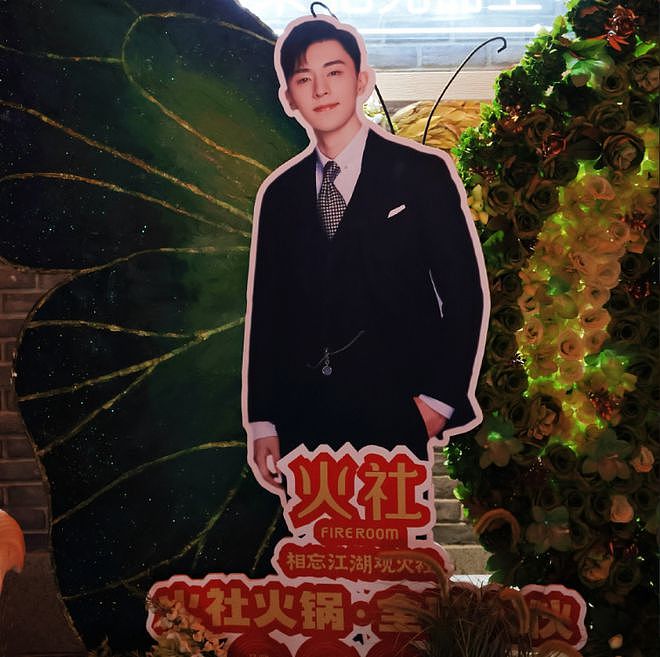 33岁邓伦被偶遇出行,独自开车拿东西,此前被曝结婚开启新生活(组图) - 21