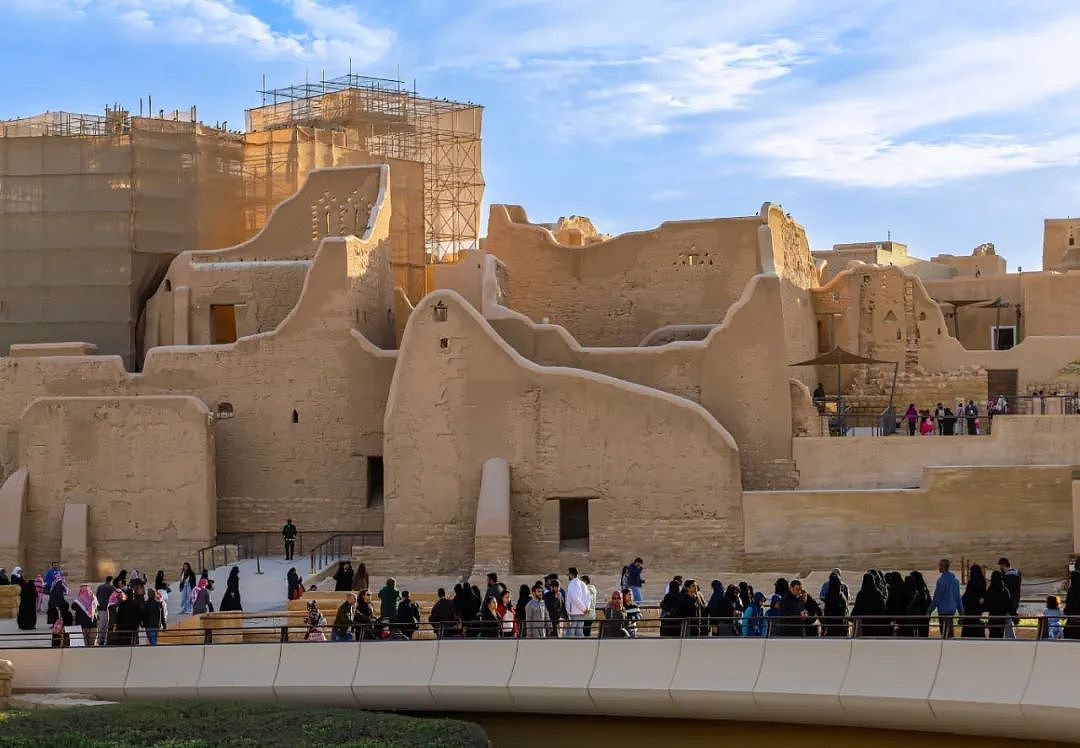 扎哈事务所打造全球首座土坯建筑!致敬600年沙特纳季建筑,放弃曲线、还玩起夯土!网友:确定是ZHA?(组图) - 11