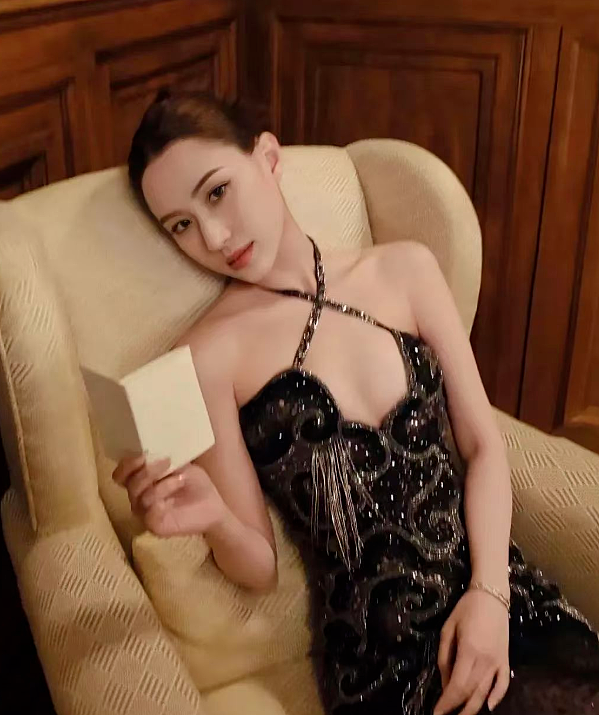 【美女】赌王女儿何超莲何止有钱?这性感身材,谁顶得住啊(组图) - 7