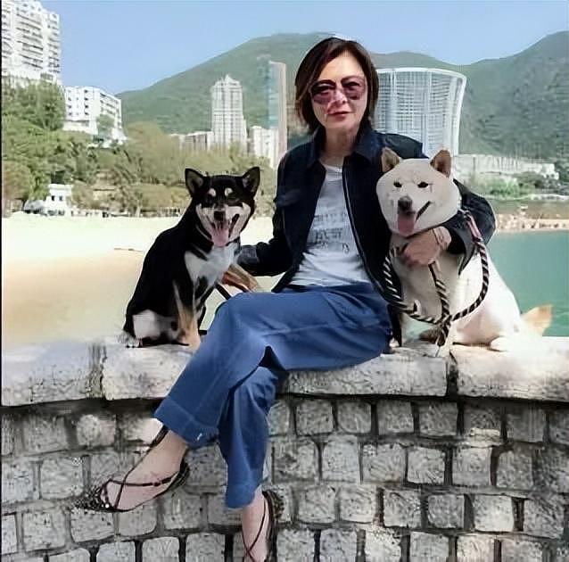 62岁关之琳近况：房子很大钱很多，以狗为伴，弟弟是她晚年的依靠（组图） - 21