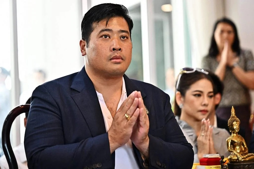 炸!泰流亡王子组团逼宫策划杀人遭“团灭”!泰王连夜下驱逐令,月初已提前安排贵妃诗妮娜赴德护太子?(组图) - 2