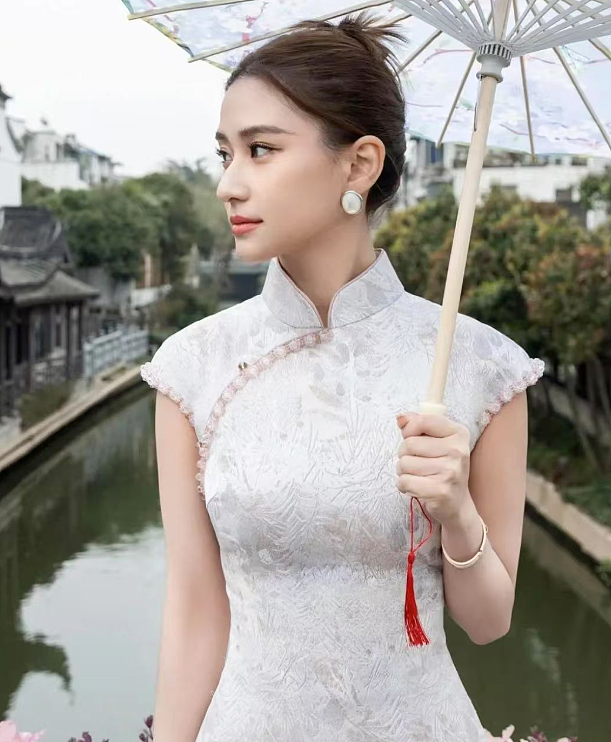 【美女】赌王女儿何超莲何止有钱?这性感身材,谁顶得住啊(组图) - 1