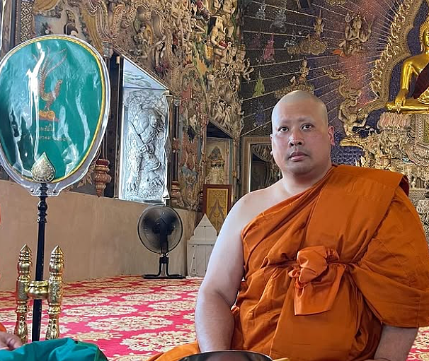 泰国二王子“夺储失败“遭驱逐出境！泰王连夜下令驱逐，派人包围寺庙将其强送机场！（组图） - 13
