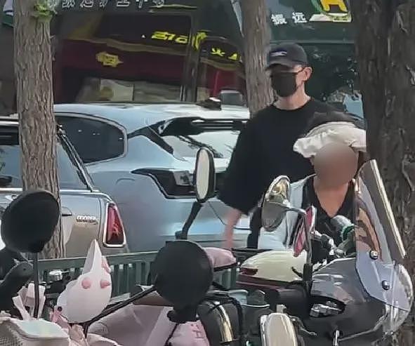 33岁邓伦被偶遇出行,独自开车拿东西,此前被曝结婚开启新生活(组图) - 5