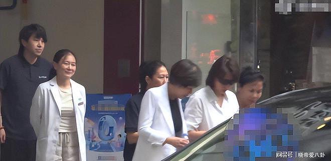董卿52岁近况曝光,走路需助理搀扶引发健康担忧(组图) - 2