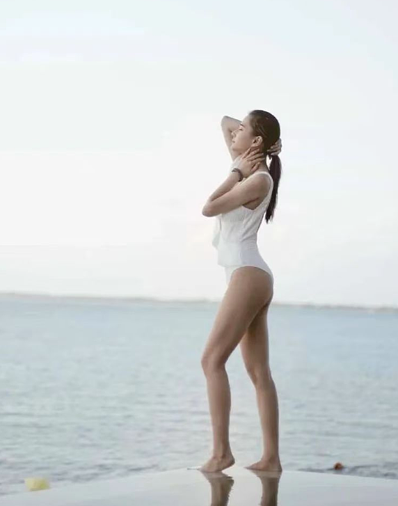 【美女】赌王女儿何超莲何止有钱?这性感身材,谁顶得住啊(组图) - 4
