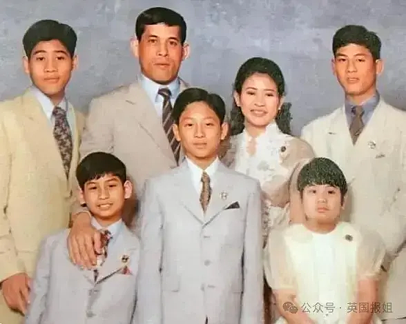 炸!泰流亡王子组团逼宫策划杀人遭“团灭”!泰王连夜下驱逐令,月初已提前安排贵妃诗妮娜赴德护太子?(组图) - 10