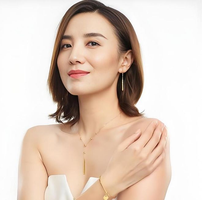 不愧是宋佳！谈帅哥、爱才子，却最终嫁给了小7岁的弟弟（组图） - 9