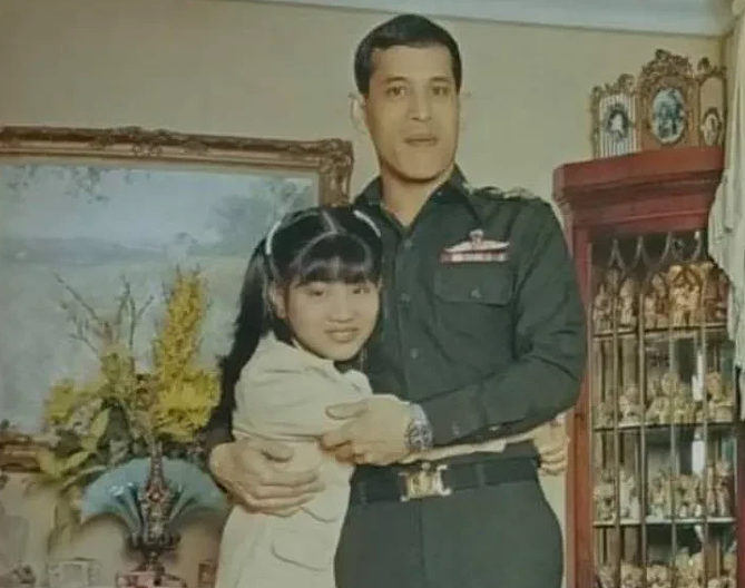 炸!泰流亡王子组团逼宫策划杀人遭“团灭”!泰王连夜下驱逐令,月初已提前安排贵妃诗妮娜赴德护太子?(组图) - 11