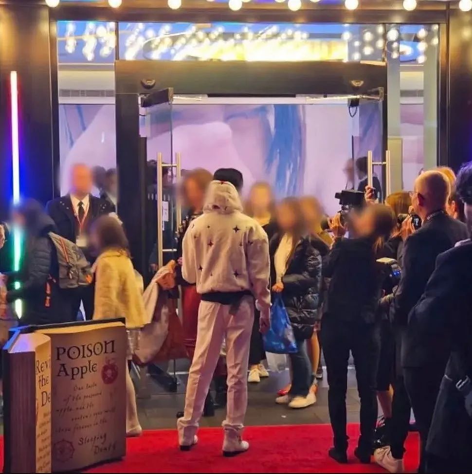 跟9岁女孩办婚礼后，他真身被扒！假红毯、假葬礼、假电影...纯戏精啊（组图） - 5