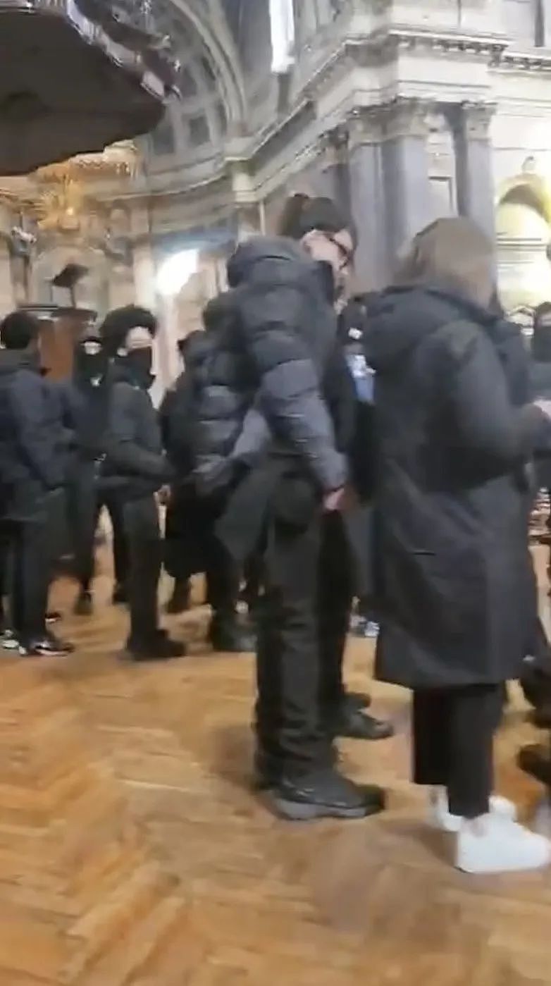 跟9岁女孩办婚礼后，他真身被扒！假红毯、假葬礼、假电影...纯戏精啊（组图） - 8