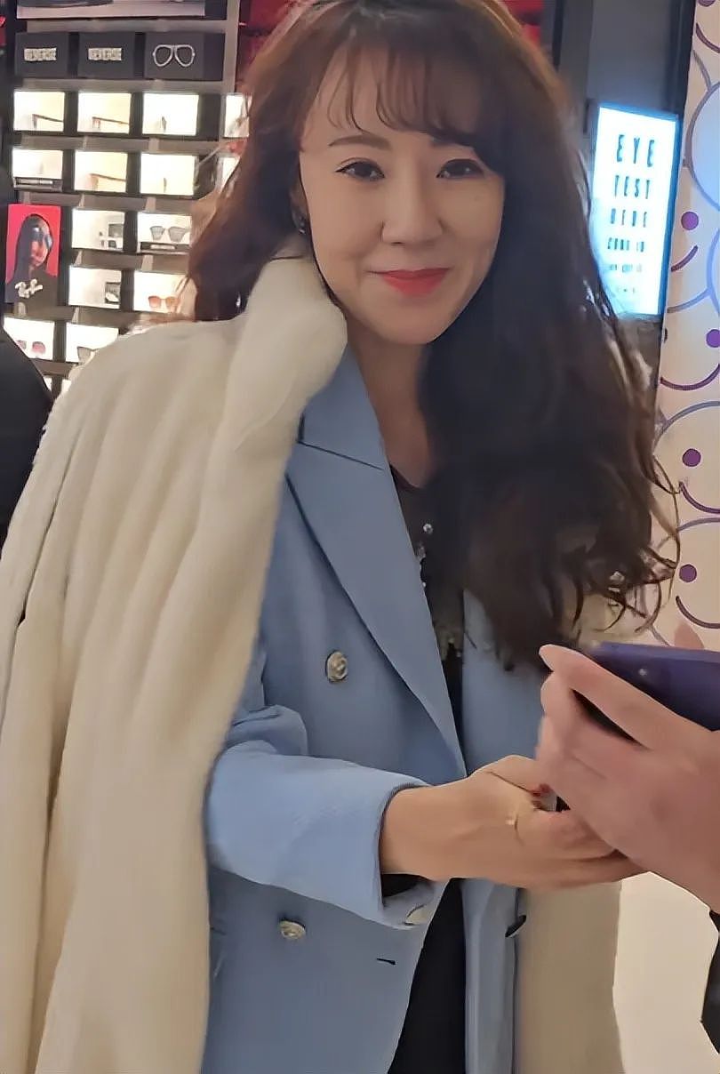 TVB“御用情妇”优雅回归，53岁颜值身材依旧在线，被称最美女配（组图） - 2