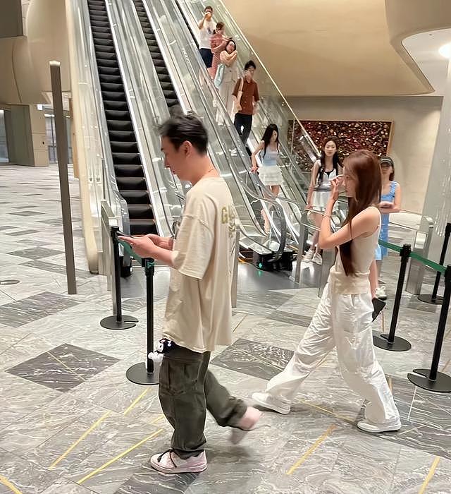王思聪陪女友巴黎逛街,搂着走路还穿粉色情侣鞋,看起来特别恩爱(组图) - 6