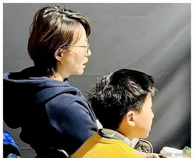 董卿52岁近况曝光,走路需助理搀扶引发健康担忧(组图) - 8