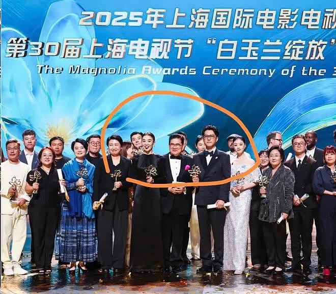 为什么赵丽颖不合群被夸,刘亦菲不合群被骂?(组图) - 15