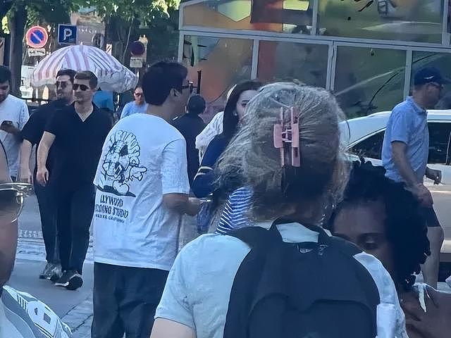 王思聪陪女友巴黎逛街,搂着走路还穿粉色情侣鞋,看起来特别恩爱(组图) - 3