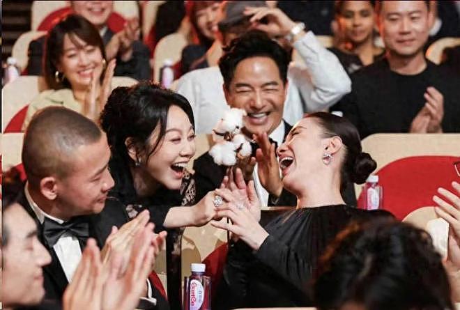 为什么赵丽颖不合群被夸,刘亦菲不合群被骂?(组图) - 13