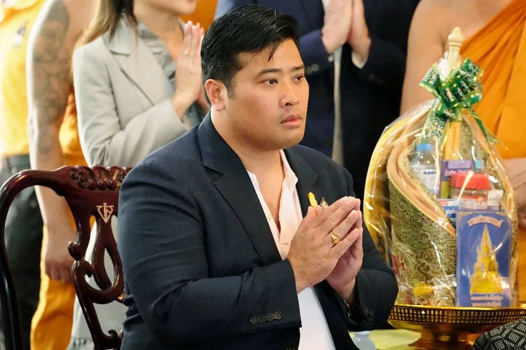 泰国二王子“夺储失败“遭驱逐出境！泰王连夜下令驱逐，派人包围寺庙将其强送机场！（组图） - 12