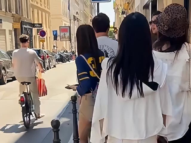 王思聪陪女友巴黎逛街,搂着走路还穿粉色情侣鞋,看起来特别恩爱(组图) - 4