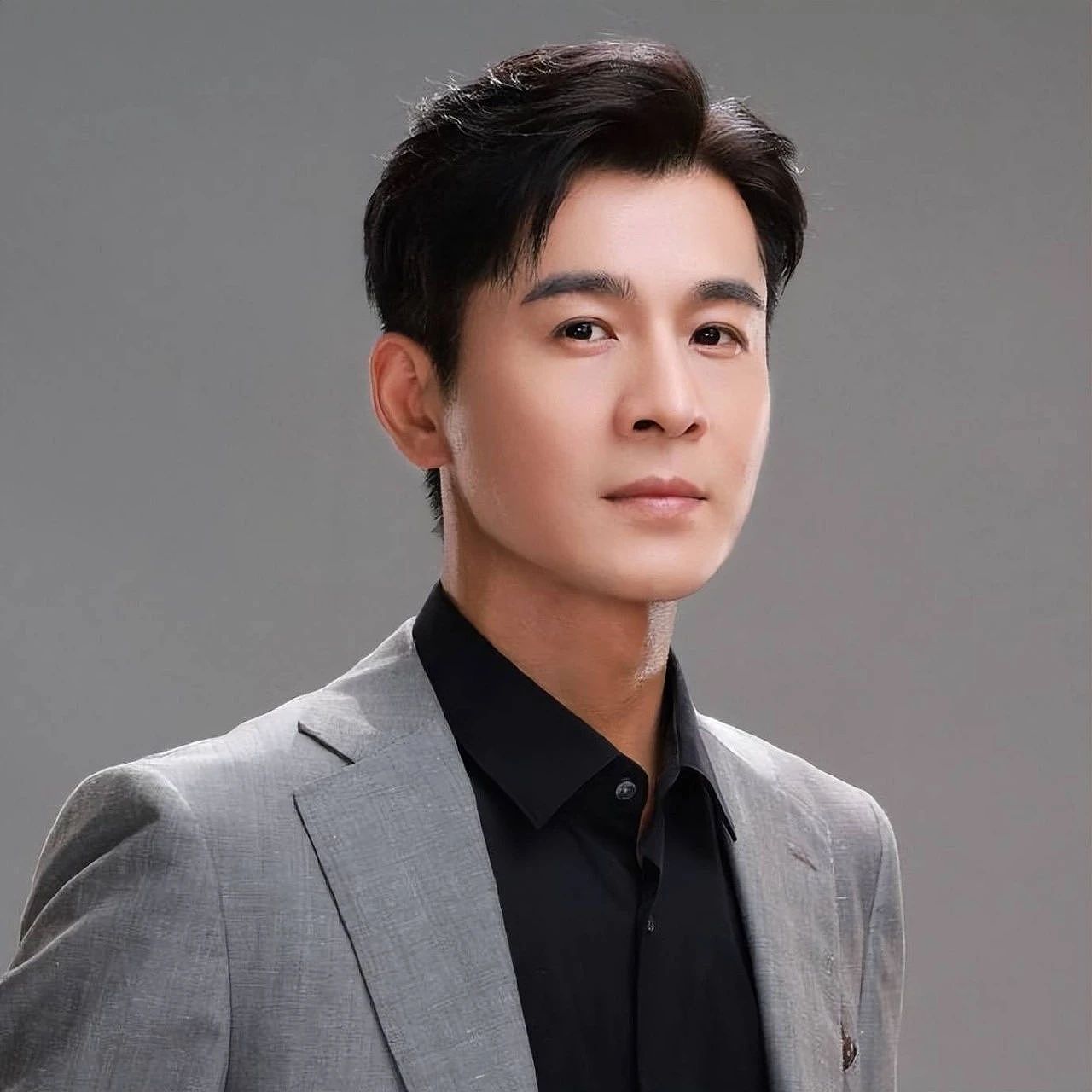 【情感】乔振宇：从冻龄男神到“超级奶爸”，结婚12年仍甜到齁，妻子竟是我们熟悉的她（组图） - 1