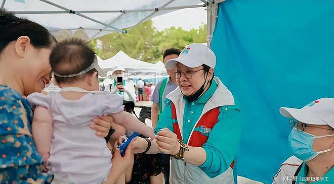 娱乐圈又丢人！韩红公布驰援贵州名单，年入上亿明星，全输给网红（组图） - 7