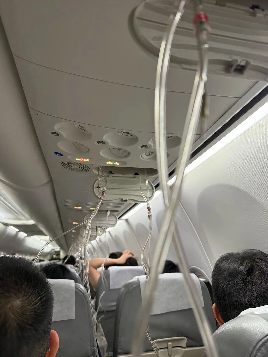 生死备降! 上海起飞国际航班突发故障, 急降8000米! 乘客魂都吓没了(组图) - 3