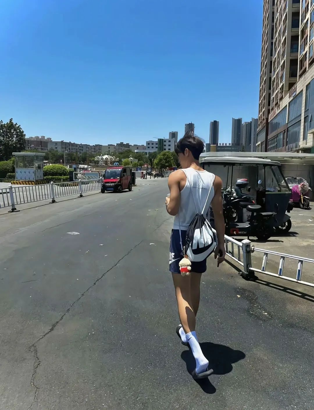 【帅哥】极品黑皮白袜体育生校草,众多金主疯抢,打桩超持久...(组图) - 3