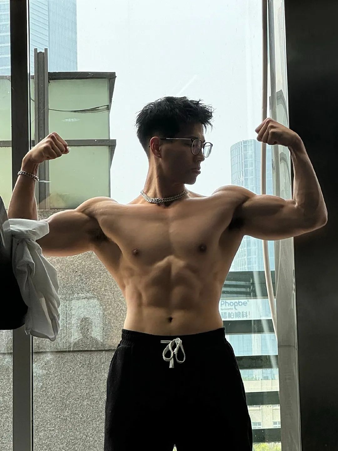 【帅哥】27岁青岛私教,炸裂腹肌鲨鱼肌,这拉丝肌肉隔着屏幕令人血脉偾张!(组图) - 15
