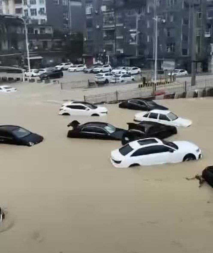 湖北咸丰遭遇极端暴雨，一夜之间水深2.5米，多辆车被洪水冲走（视频/组图） - 7