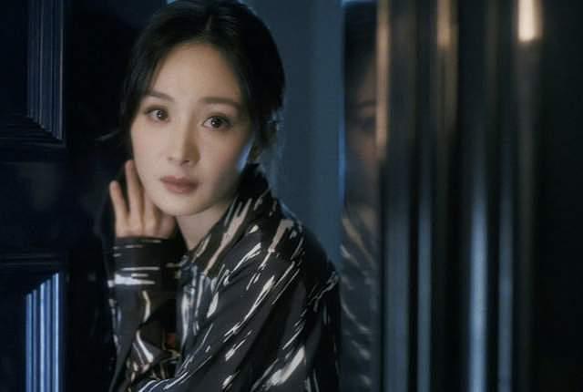 杨幂最新热搜大翻车！跟女儿小糯米雌竞，鼓吹幼态审美遭网友抵制（组图） - 4