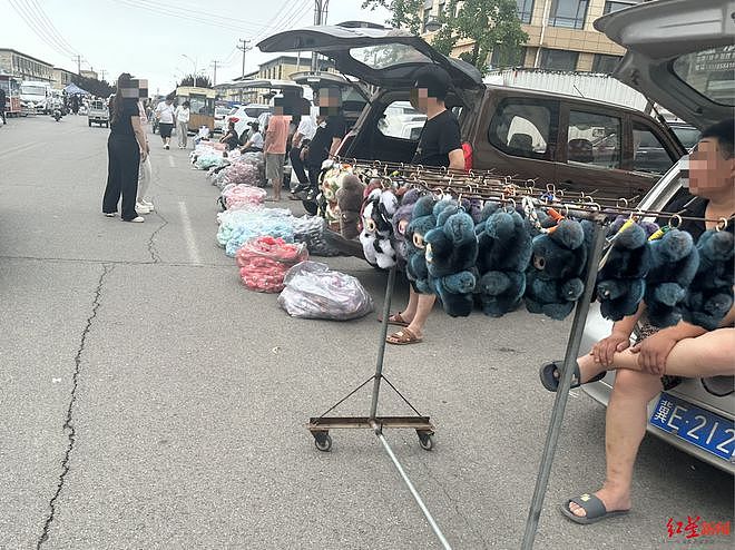 衡水盗版LABUBU大集“就像卖菜一样摆摊卖”，官方回应（组图） - 3
