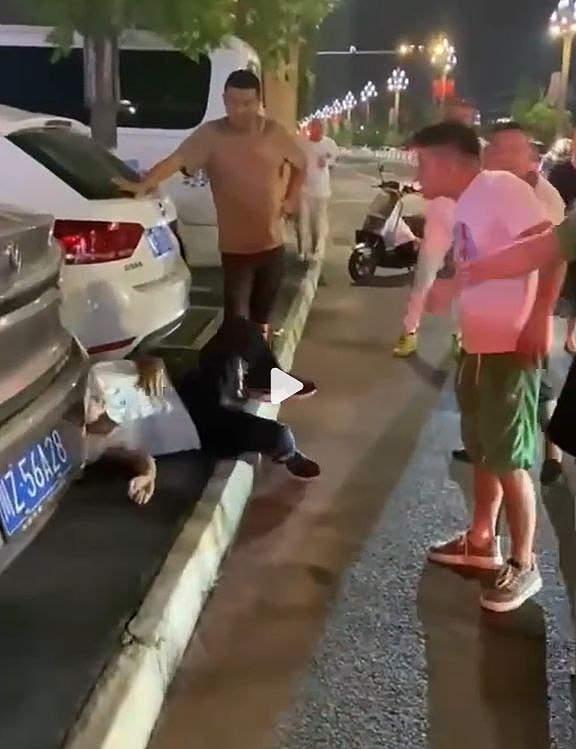 “每天给你20块” 四川男子诱骗12岁女孩开房,遭家长及路人街头围殴(视频/组图) - 6