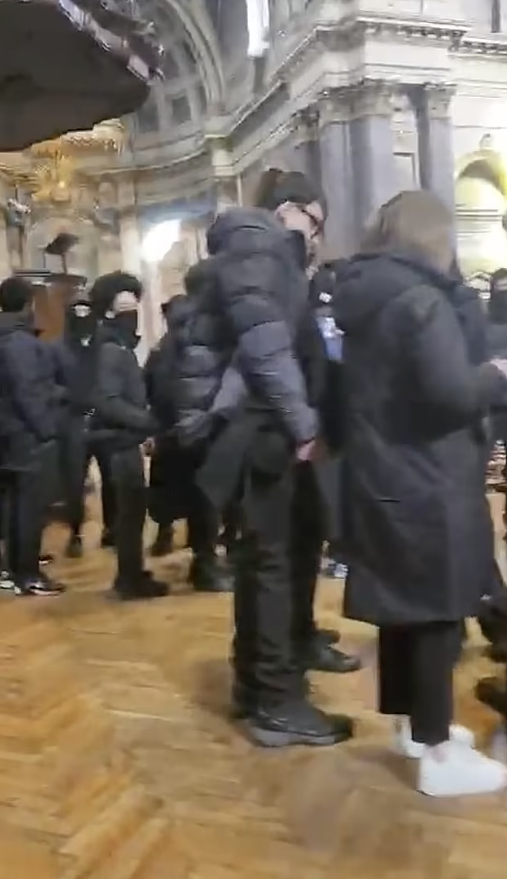成年男子租下迪士尼乐园，与9岁小姑娘办婚礼！还雇300名群演当宾客，调查结果令人反胃（组图） - 11
