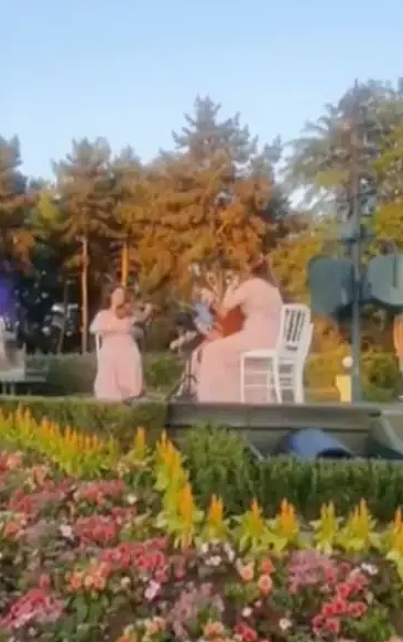 成年男子租下迪士尼乐园，与9岁小姑娘办婚礼！还雇300名群演当宾客，调查结果令人反胃（组图） - 4