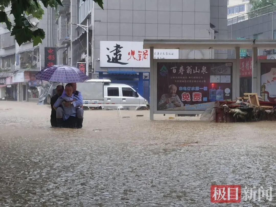 湖北咸丰遭遇极端暴雨，一夜之间水深2.5米，多辆车被洪水冲走（视频/组图） - 8