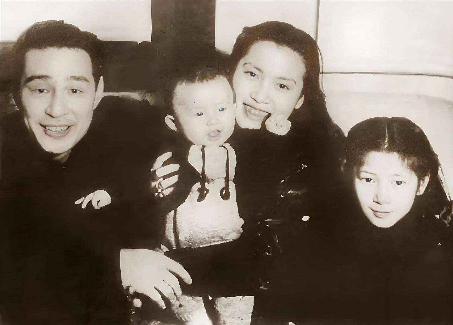 秦怡:新婚第3天就遭丈夫陈天国家暴,在防空洞里生女儿差点死去(组图) - 28